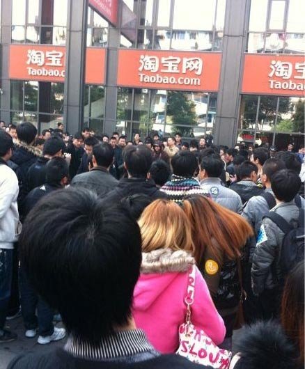 上千淘宝卖家聚集淘宝杭州总部 抗议转向线下