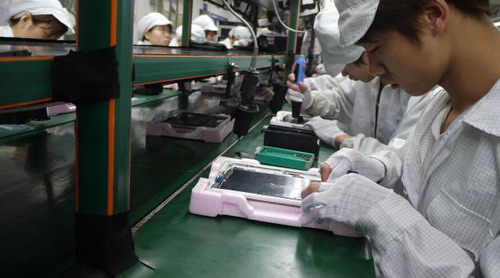富士康iPad工厂的工人在工作