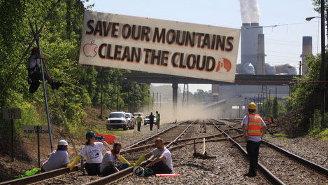 环保主义者们打出了“挽救山岳，净化白云”的横幅。