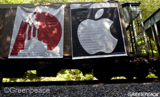 杜克能源公司和苹果的 Logo 被挂在列车车厢上。